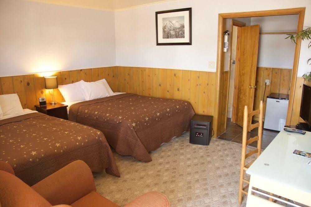 Yellowstone Holiday Motel West Yellowstone Ngoại thất bức ảnh