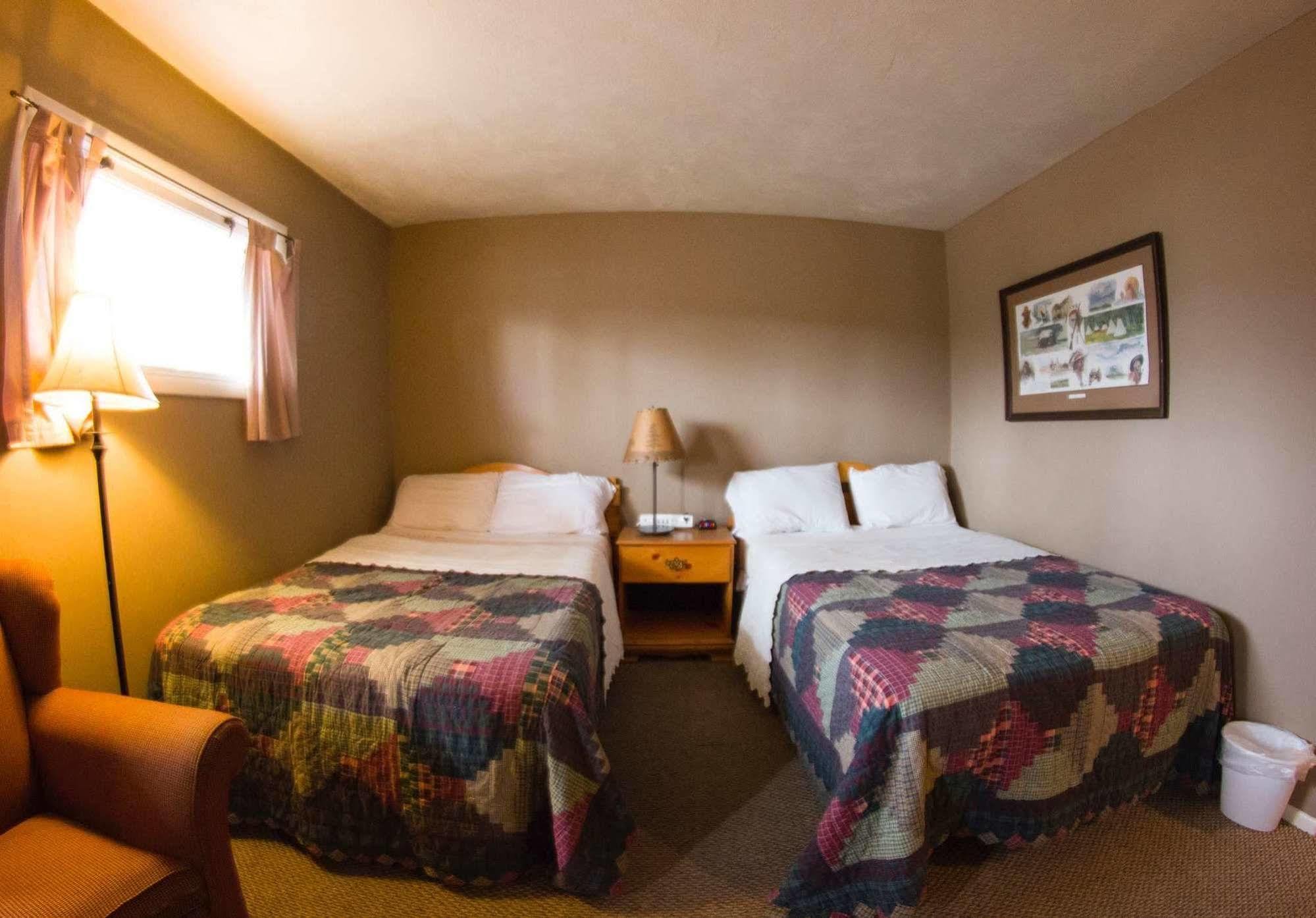 Yellowstone Holiday Motel West Yellowstone Ngoại thất bức ảnh