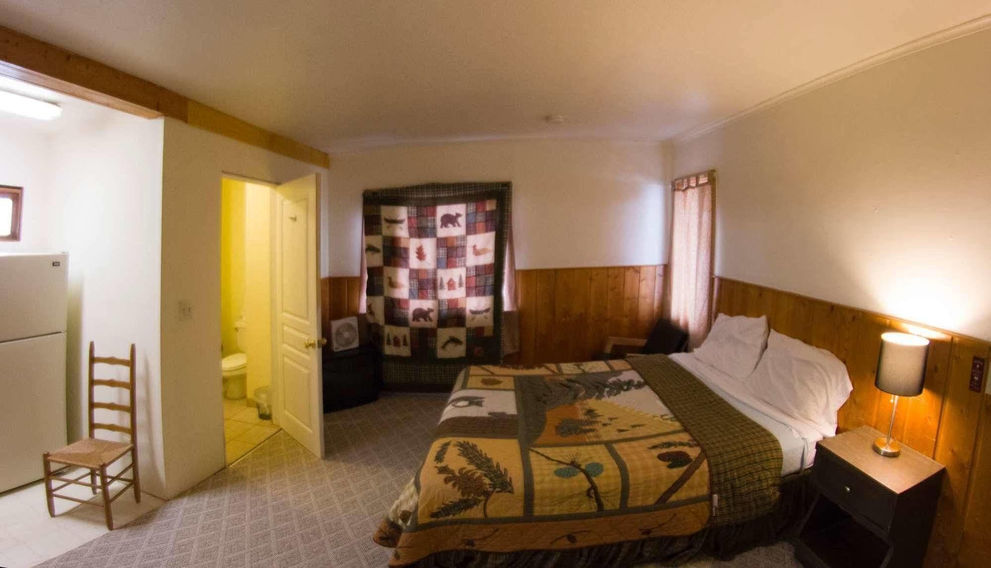 Yellowstone Holiday Motel West Yellowstone Ngoại thất bức ảnh