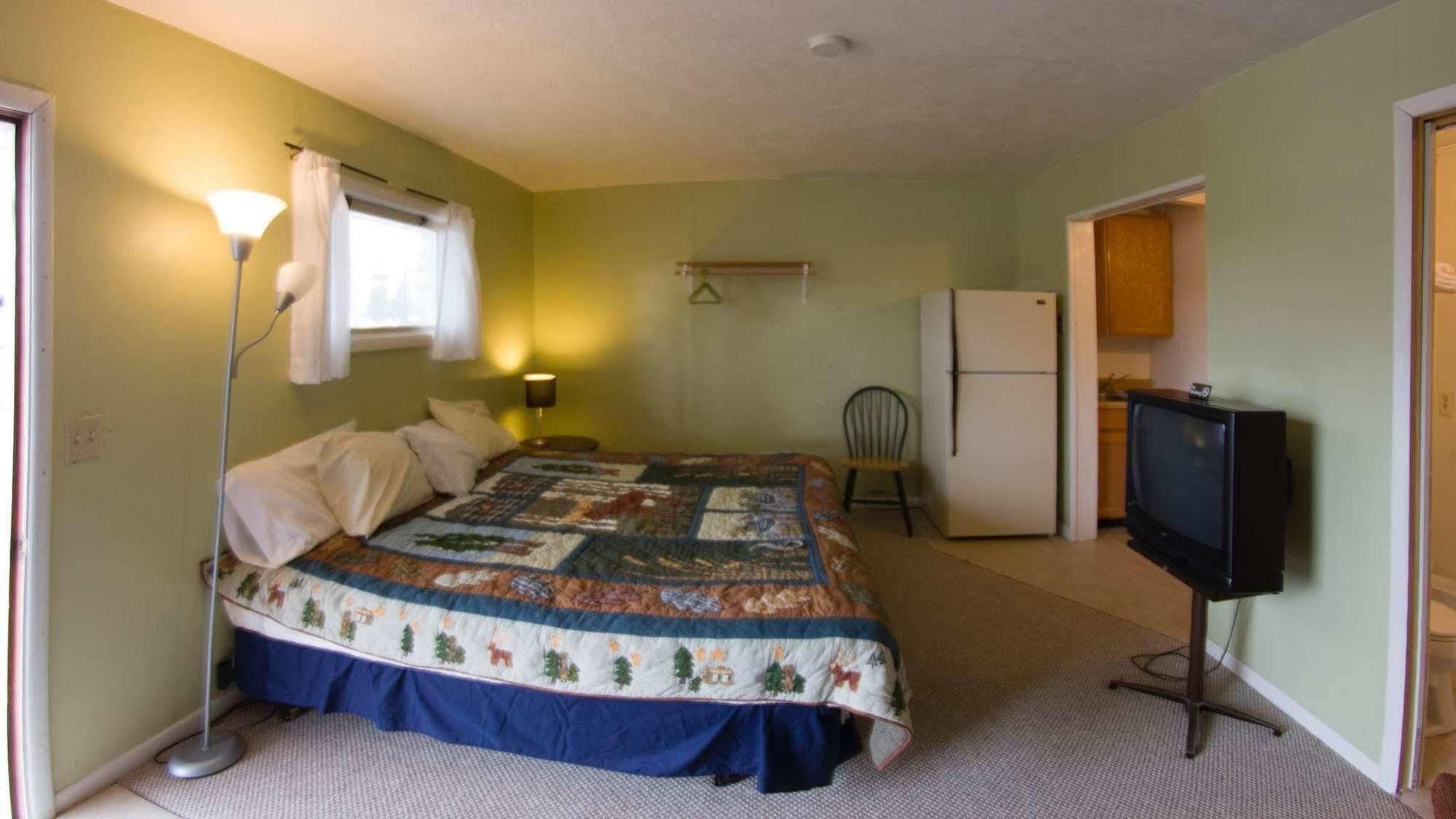 Yellowstone Holiday Motel West Yellowstone Ngoại thất bức ảnh