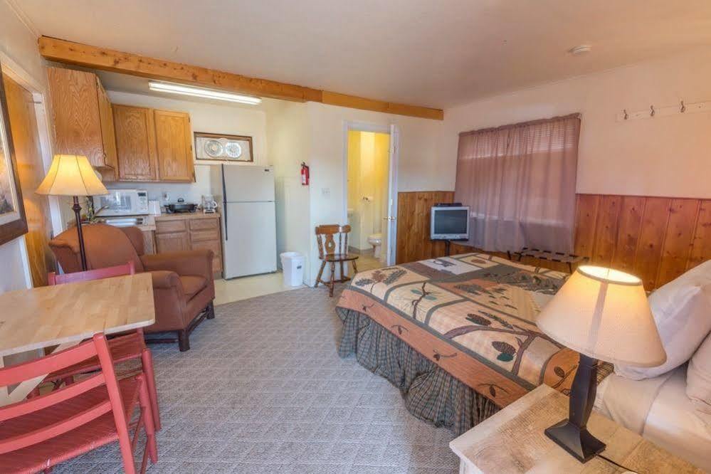 Yellowstone Holiday Motel West Yellowstone Ngoại thất bức ảnh
