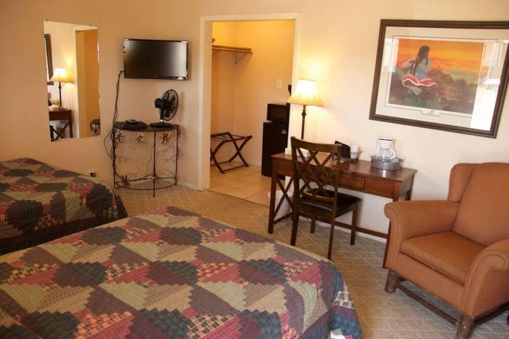 Yellowstone Holiday Motel West Yellowstone Ngoại thất bức ảnh