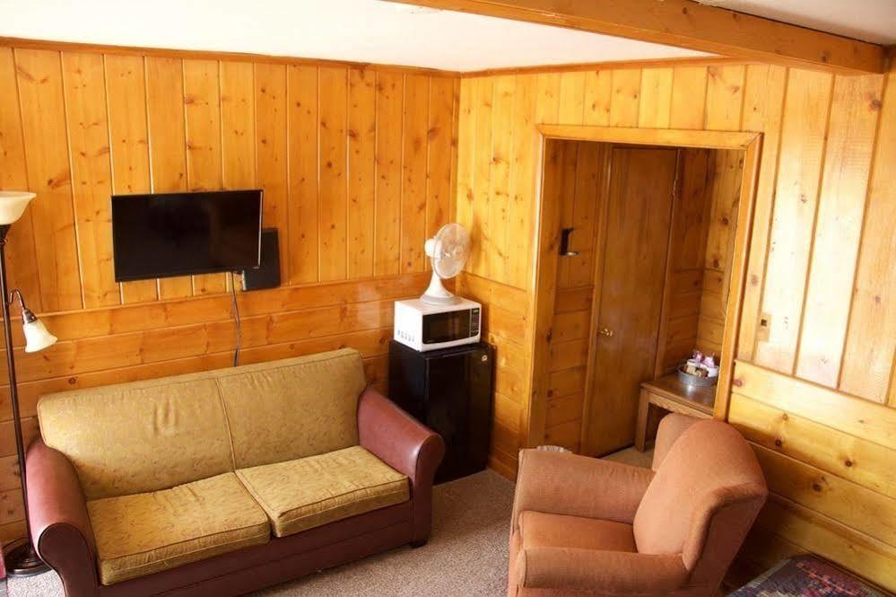 Yellowstone Holiday Motel West Yellowstone Ngoại thất bức ảnh