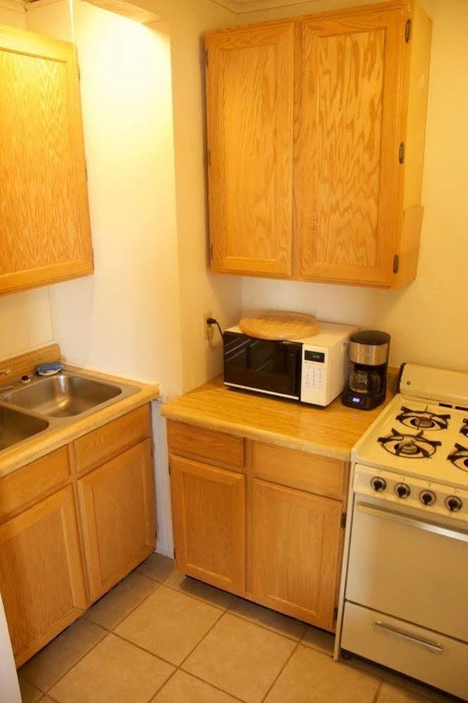 Yellowstone Holiday Motel West Yellowstone Ngoại thất bức ảnh