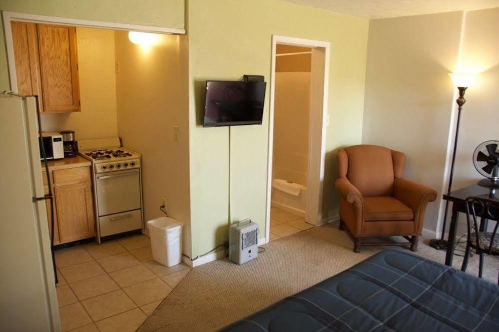 Yellowstone Holiday Motel West Yellowstone Ngoại thất bức ảnh