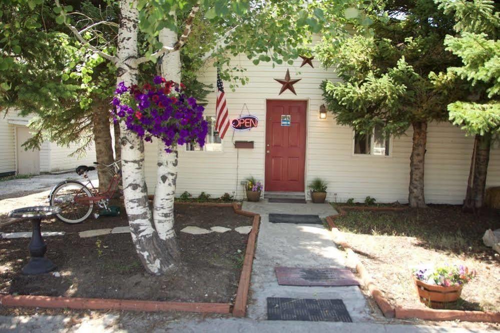 Yellowstone Holiday Motel West Yellowstone Ngoại thất bức ảnh